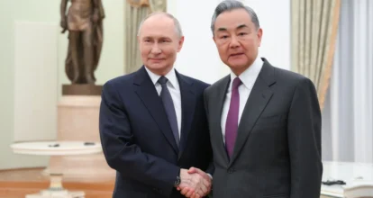 El jefe de la diplomacia china se reúne con Vladímir Putin