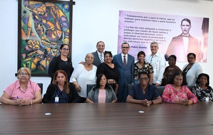 Gobierno anuncia aumento salarial del 30 % para las trabajadoras del hogar