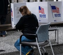 Apresan a dos ucranianas por votar ilegalmente en las presidenciales de EE.UU. 