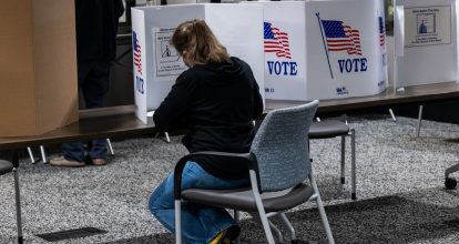 Apresan a dos ucranianas por votar ilegalmente en las presidenciales de EE.UU. 