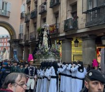 Multitud se congrega en la Plaza Mayor para la procesión del Santo Entierro en Madrid