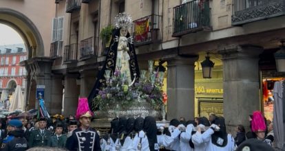 Multitud se congrega en la Plaza Mayor para la procesión del Santo Entierro en Madrid