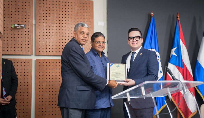 Director del COE y la DAEH recibe reconocimiento del Parlacen