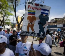 Jueza en EE.UU. frena deportación de más de 100 venezolanos hacia El Salvador
