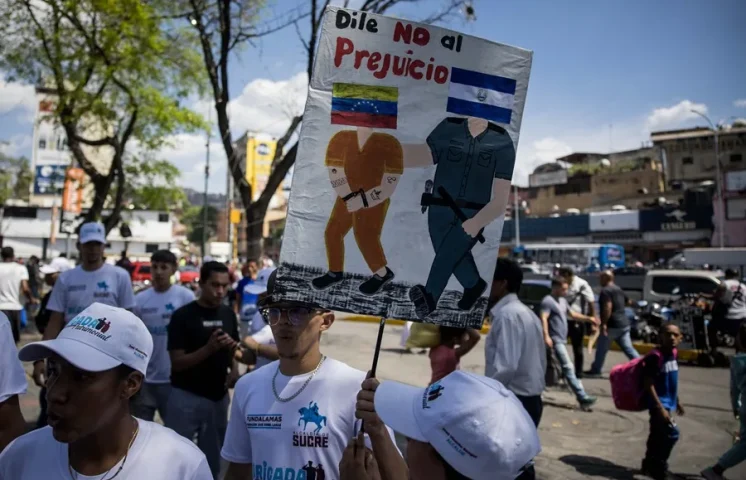 Jueza en EE.UU. frena deportación de más de 100 venezolanos hacia El Salvador