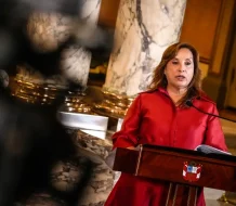 Congreso de Perú niega permiso a Boluarte para asistir al funeral del papa Francisco