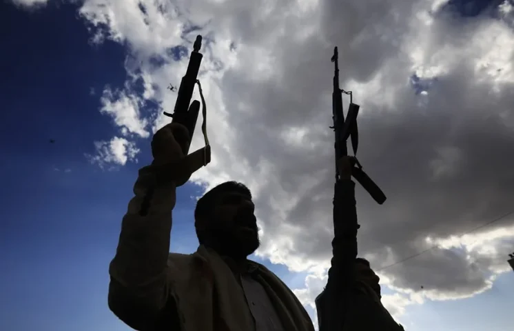 Los hutíes del Yemen afirman haber derribado un caza estadounidense en el mar Rojo