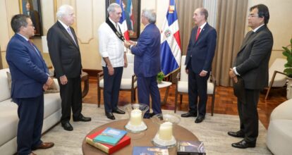 Abinader recibe Medalla de Valores Democráticos Fernando Belaunde Terry