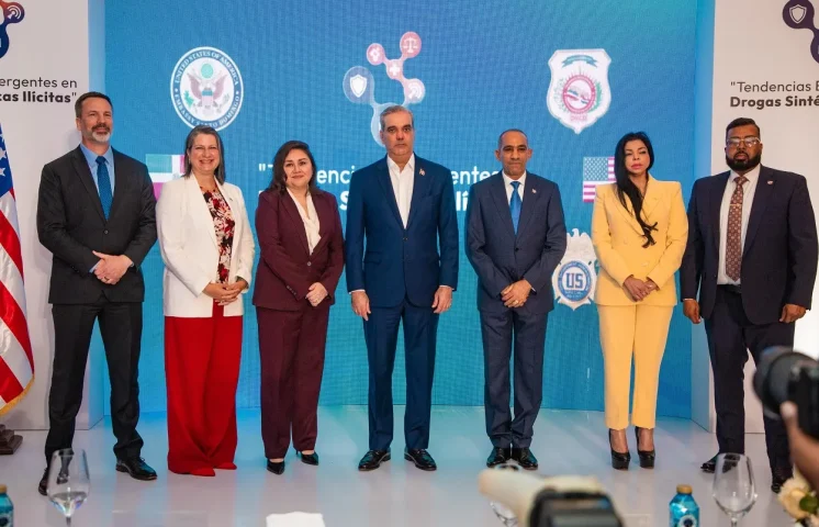 Encargada de Negocios de EE.UU. destaca compromiso de Abinader contra drogas sintéticas