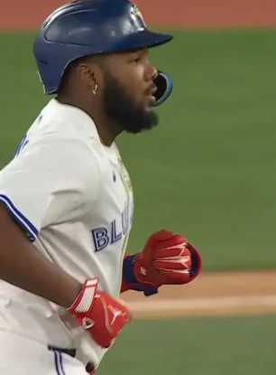 Vladimir Guerrero Jr. rompe su sequía jonronera con un misil de 412 pies ante Spencer Strider