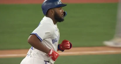 Vladimir Guerrero Jr. rompe su sequía jonronera con un misil de 412 pies ante Spencer Strider