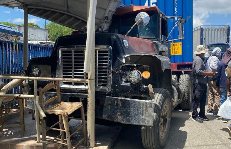 Reportan choque de camión en la caseta del CesFront del puente fronterizo en Dajabón