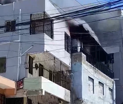 Se incendia un edificio del Ensanche Quisqueya