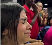 Charlotte se quiebra en lágrimas durante una emotiva prédica en la iglesia