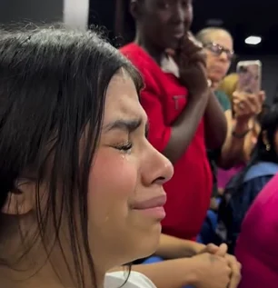 Charlotte se quiebra en lágrimas durante una emotiva prédica en la iglesia