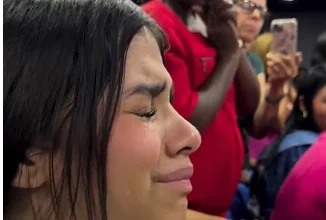 Charlotte se quiebra en lágrimas durante una emotiva prédica en la iglesia