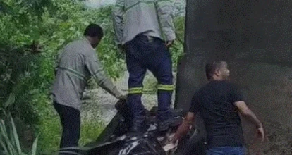 Hombre cae de puente mientras intentaba asistir a víctimas de accidente en la autopista Duarte 
