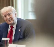 Trump celebra 100 días y culpa a Biden del caos económico