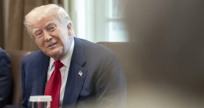 Trump celebra 100 días y culpa a Biden del caos económico