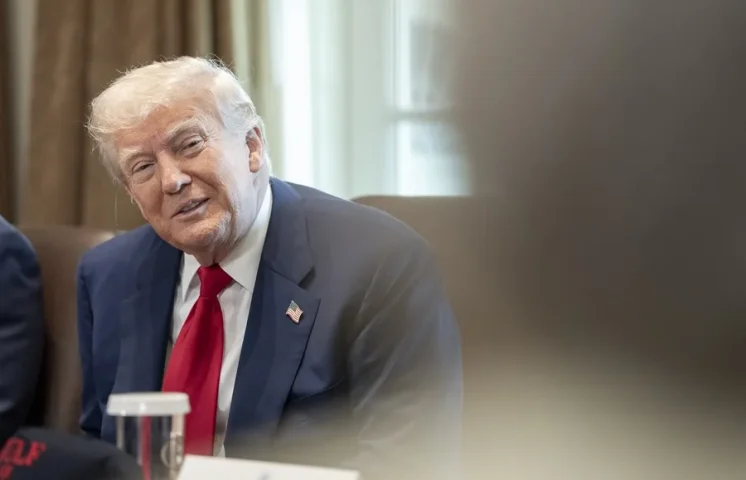 Trump celebra 100 días y culpa a Biden del caos económico