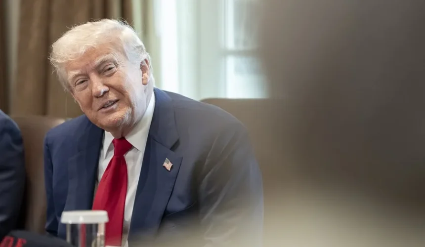 Trump celebra 100 días y culpa a Biden del caos económico