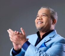 Héctor Acosta cancela concierto en Bonao en solidaridad tras tragedia en Jet Set 