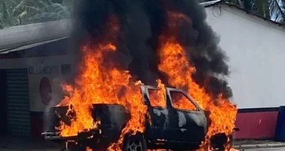 Camioneta se incendia en Arenoso: no hay heridos