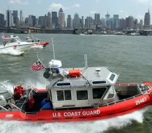 Tragedia en Nueva York: helicóptero cae en el río Hudson y deja un muerto
