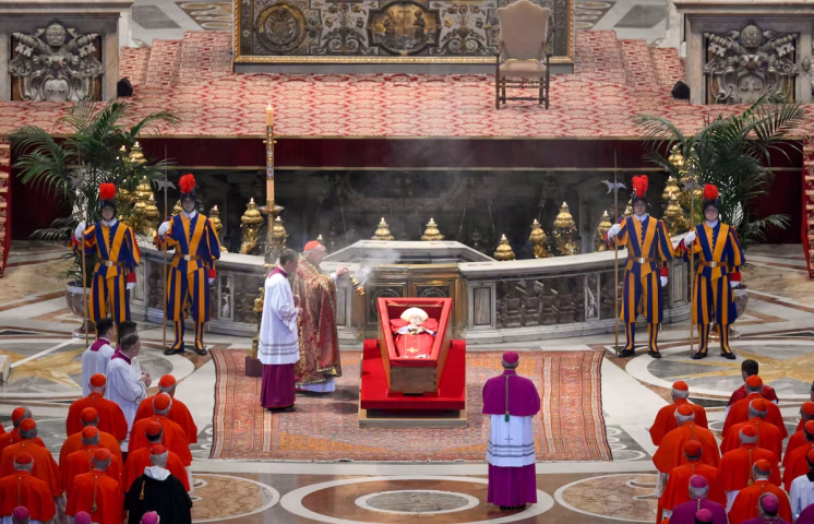 El cuerpo del Papa Francisco permanecerá en la basílica de San Pedro durante tres días antes del funeral