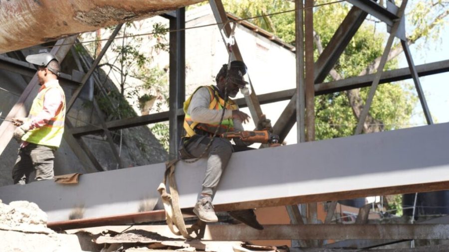 Obreros avanzan reparaciones en el puente de la 17