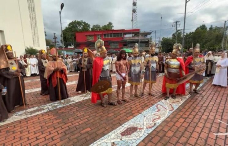 Profunda devoción en Bonao: Parroquia San Antonio de Padua celebra el Viernes Santo con emotiva representación de la Pasión de Cristo