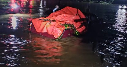 Defensa Civil recupera vehículo arrastrado por el río Guanuma en Yamasá