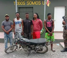 ERD apresa a dos motociclistas por trasladar ilegales en Azua