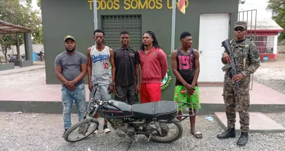 ERD apresa a dos motociclistas por trasladar ilegales en Azua