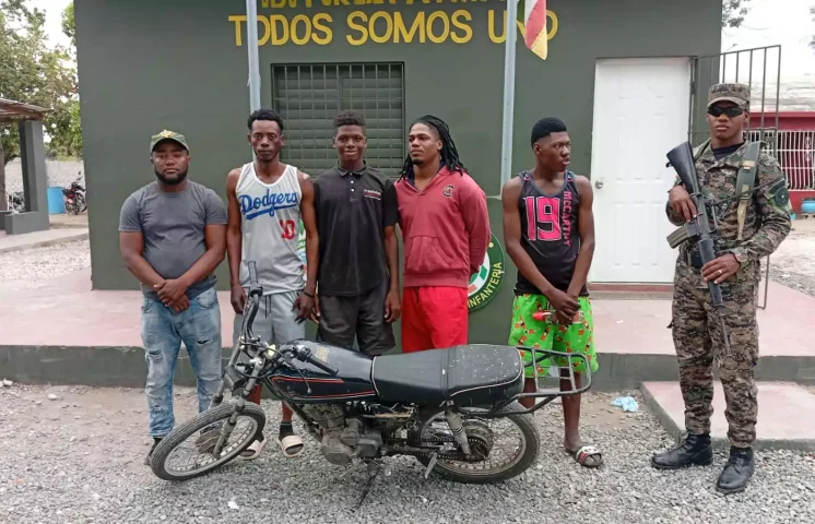 ERD apresa a dos motociclistas por trasladar ilegales en Azua