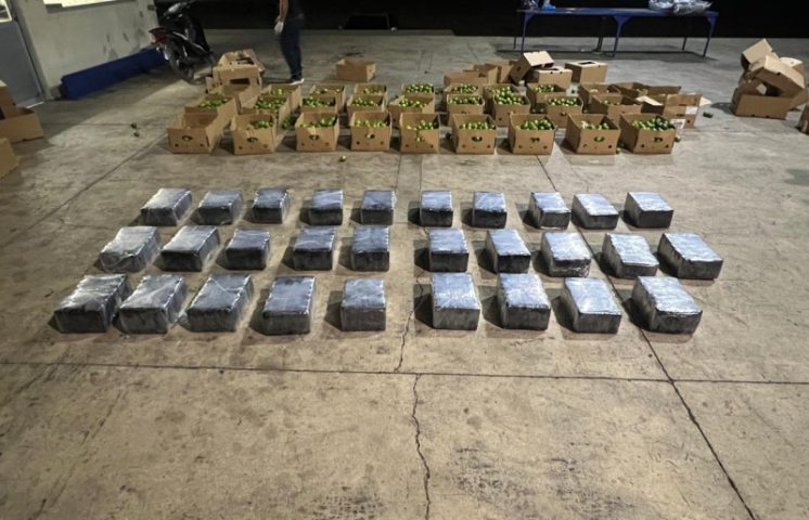 Apresan hombre que llegó deportado de EE. UU. Con presuntos paquetes de cocaína