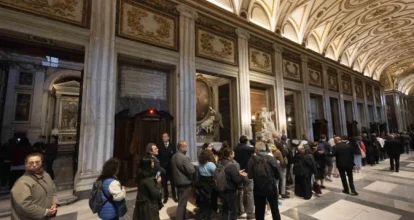 Miles de fieles visitan tumba del papa Francisco este domingo 