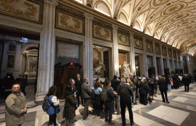 Miles de fieles visitan tumba del papa Francisco este domingo 