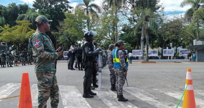 Policías y militares resguardan fuertemente Parque Independencia ante llamado a manifestaciones 