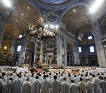El papa pide a los sacerdotes que tomen posición ante las heridas del mundo en la misa Crismal