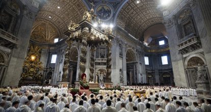 El papa pide a los sacerdotes que tomen posición ante las heridas del mundo en la misa Crismal