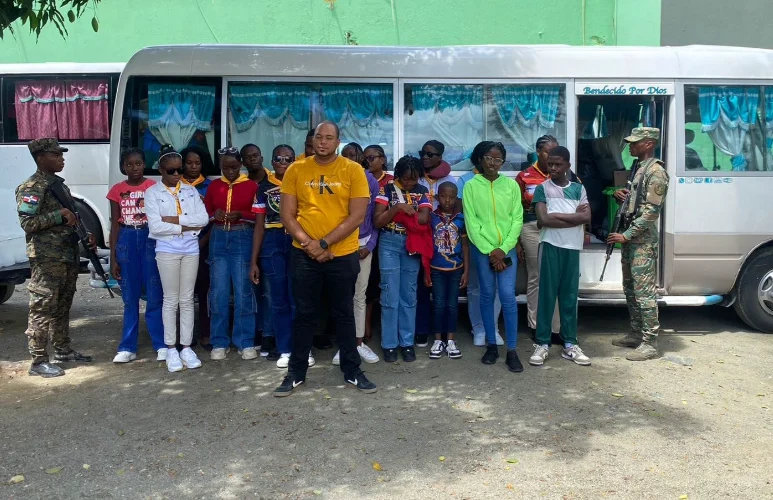 Arrestan chofer de autobús con 16 haitianos indocumentados en Santiago Rodríguez