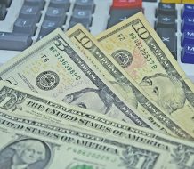 El dólar continúa bajando levemente este lunes; se sitúa para la venta a RD$61.28