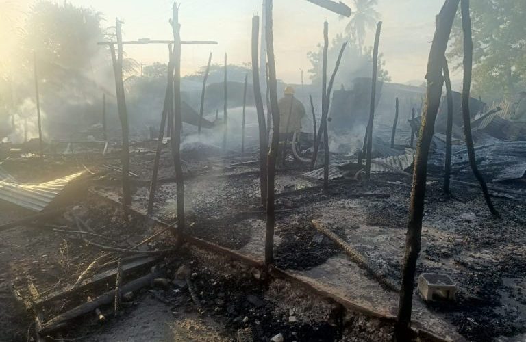 Incendio en Azua deja destruidas 18 casuchas habitadas por haitianos indocumentados