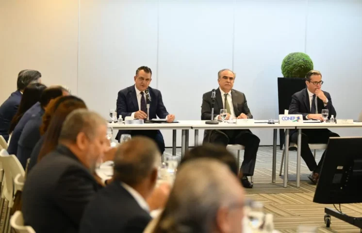 JCE presenta detalles de nueva cédula a líderes empresariales del CONEP y ANJE