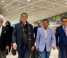 Leonel Fernández encabeza coloquio en París por 60 años de la Revolución de Abril