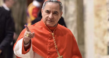 Cardenal condenado por corrupción desafía al Vaticano y asiste al precónclave en Roma