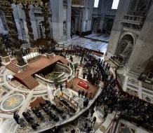 Al menos 60 mil personas han pasado por la basílica de San Pedro para dar su último adiós al papa