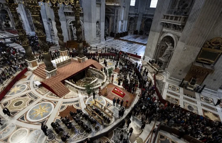 Al menos 60 mil personas han pasado por la basílica de San Pedro para dar su último adiós al papa