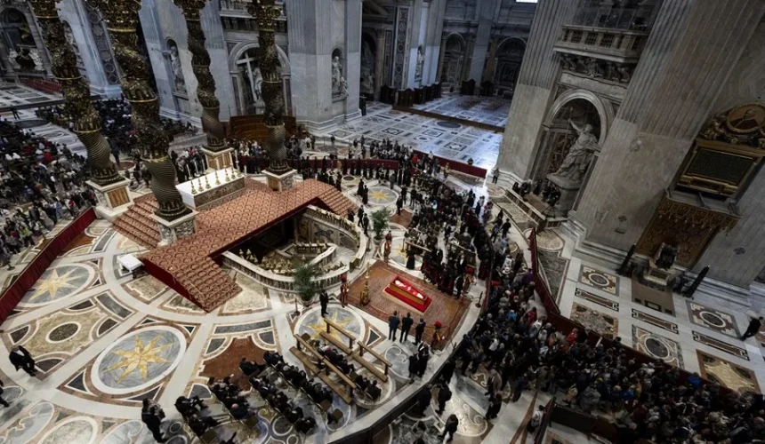 Al menos 60 mil personas han pasado por la basílica de San Pedro para dar su último adiós al papa